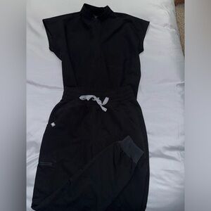 Black Figs scrub set